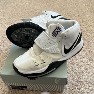 Kylie flytrap V basketball shoes black and white mens sz 9 1/2